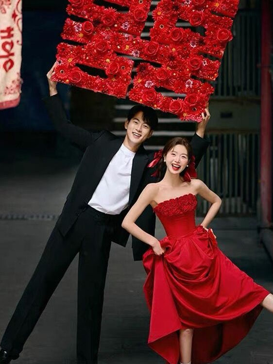 Photography Street - Gaun Pengantin Merah Baru 2025, Pakaian